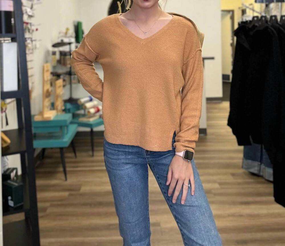 NEW STACCATO v-neck raw edge seam pullover sweater in gold